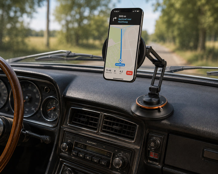 MASIQ telefoonhouder op het dashboard van een klassieke auto met navigatie in beeld