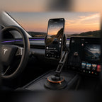 MASIQ telefoonhouder op de middenconsole van een Tesla, telefoon rechtop naast het infotainmentscherm