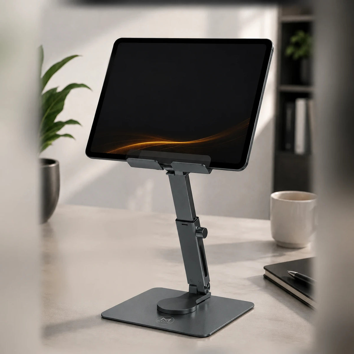 MASIQ tabletstandaard in donker grafietgrijs op een bureau, met een tablet op ooghoogte