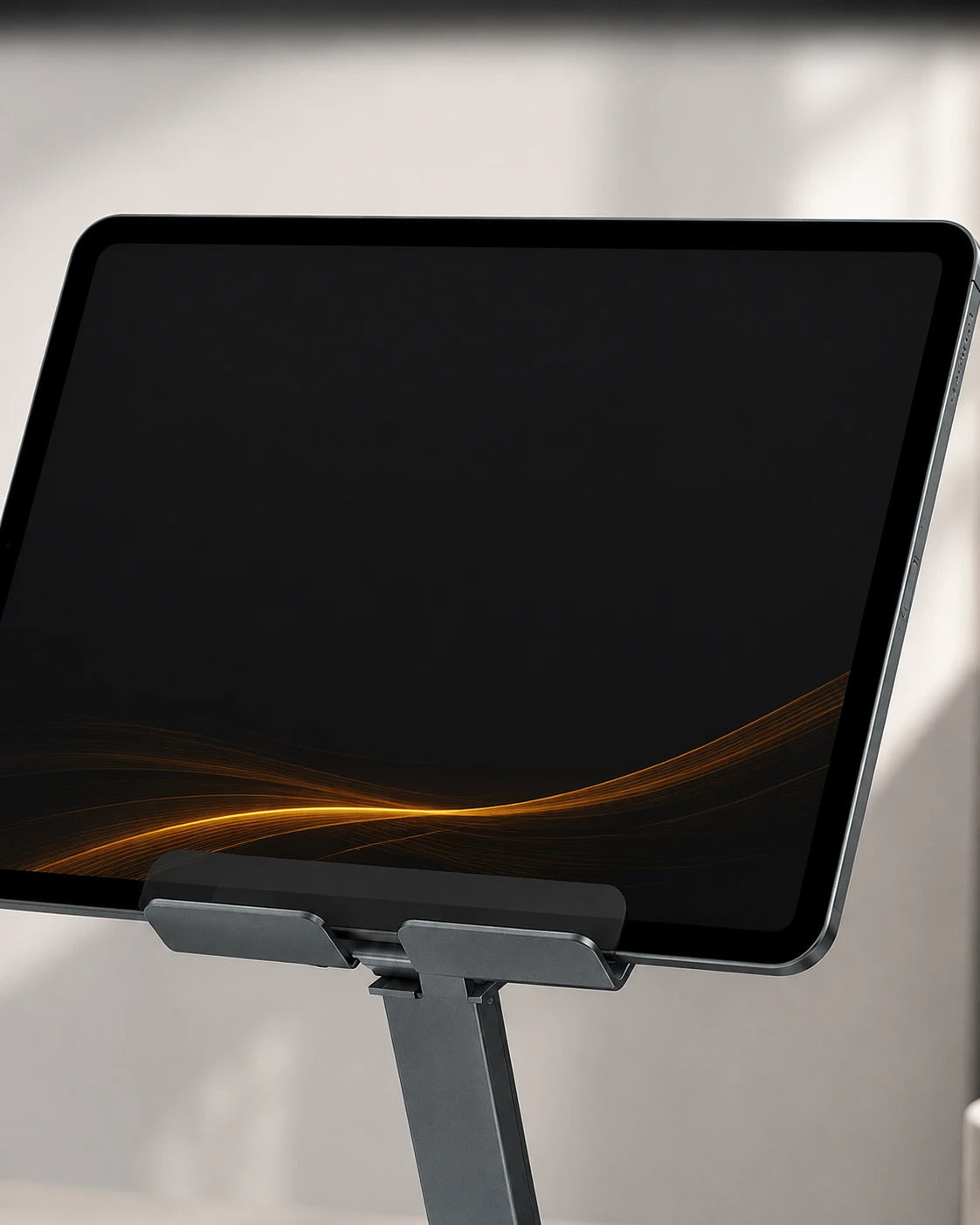 Close-up van de klem en de arm van de tabletstandaard met een tablet erin