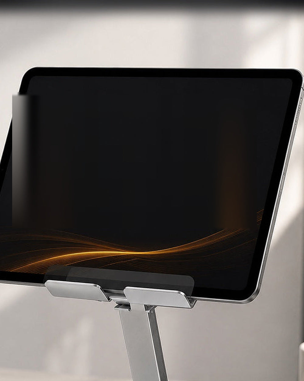 De greep van de MASIQ tabletstandaard houdt een tablet vast, van dichtbij gezien