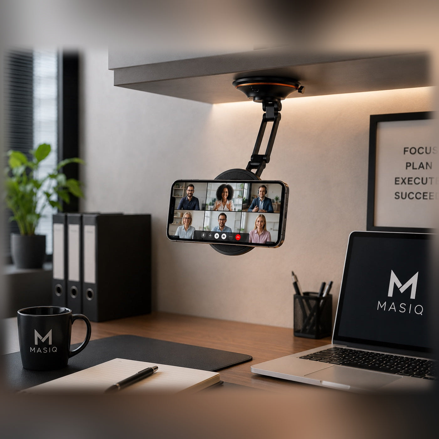 MASIQ telefoonhouder hangend onder een wandplank boven een bureau